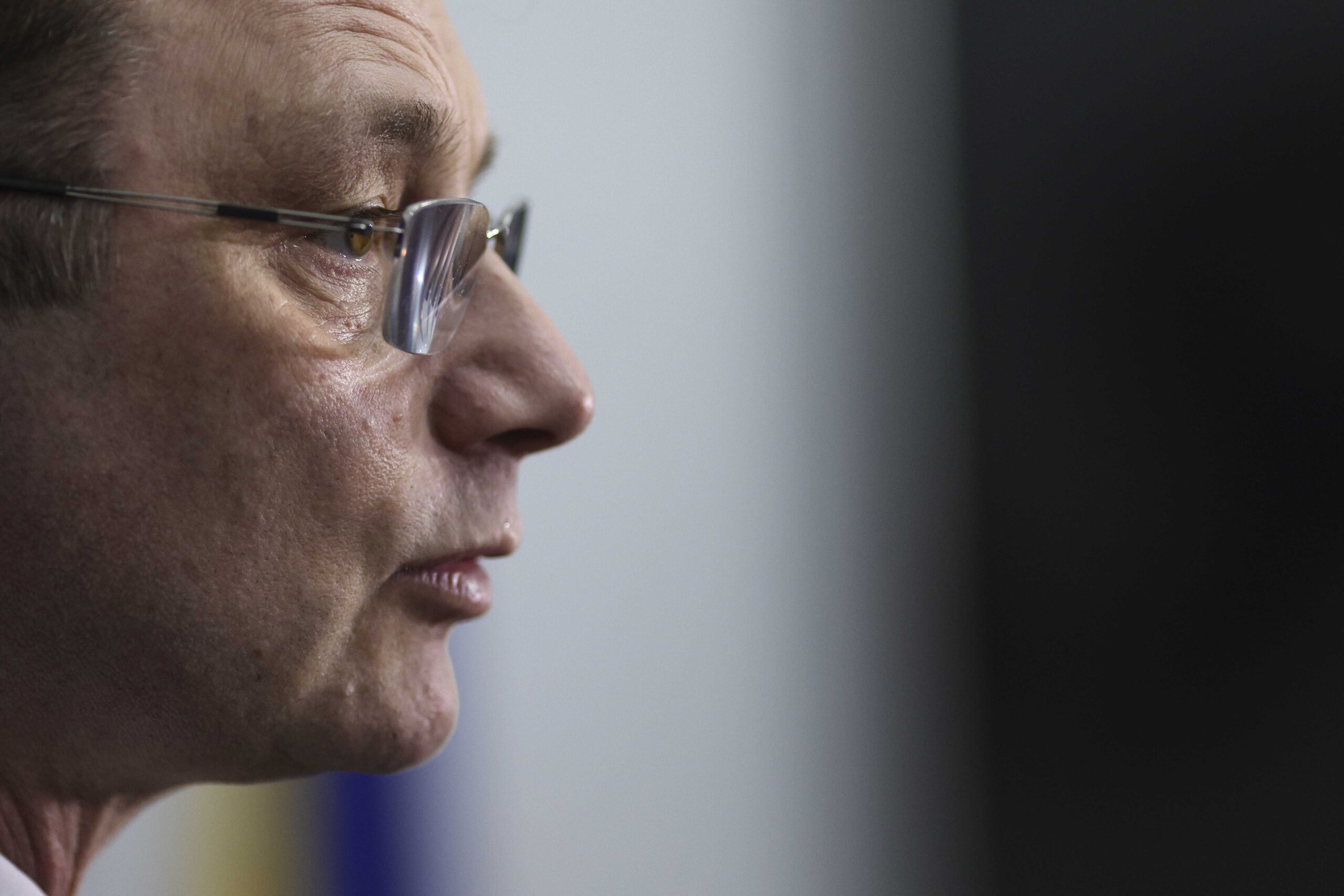 Critici dure din partea AUR privind numirea fratelui premierului Luca Niculescu în conducerea CFR Călători