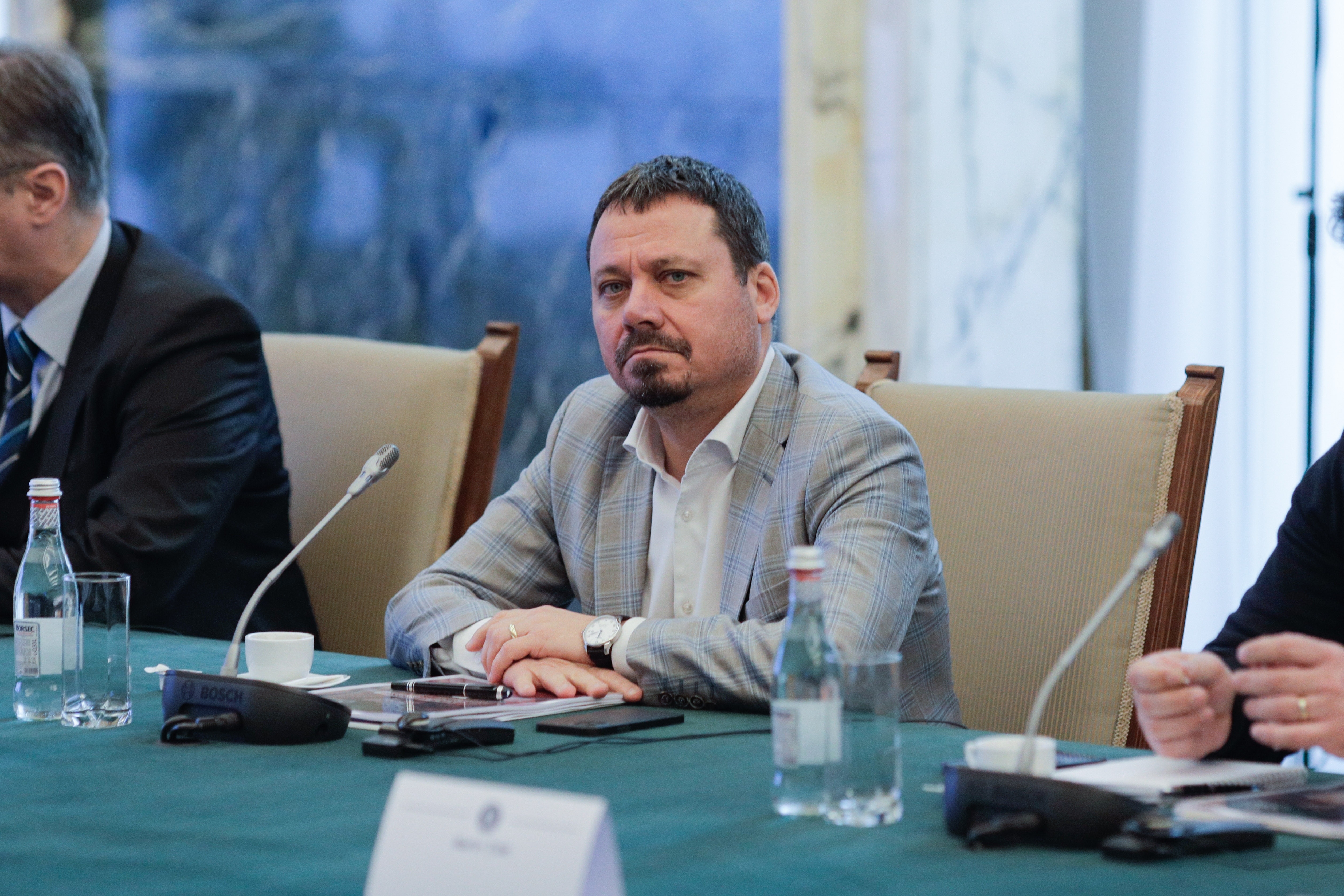 Criză în PNL: 10 din 11 secretari de stat susținuți de partid au demisionat la cererea lui Bolojan