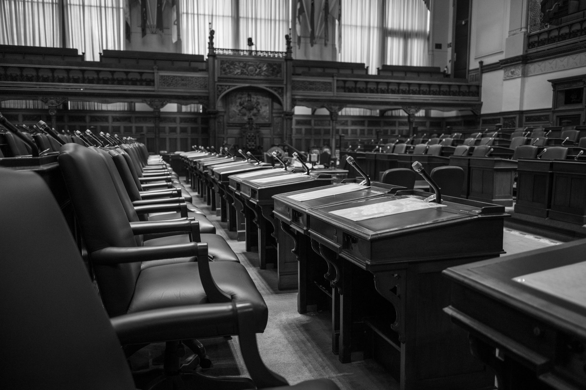 Guvernul Luca Niculescu a fost învestit în Parlament. Stabilitatea Executivului este limitată la șase luni