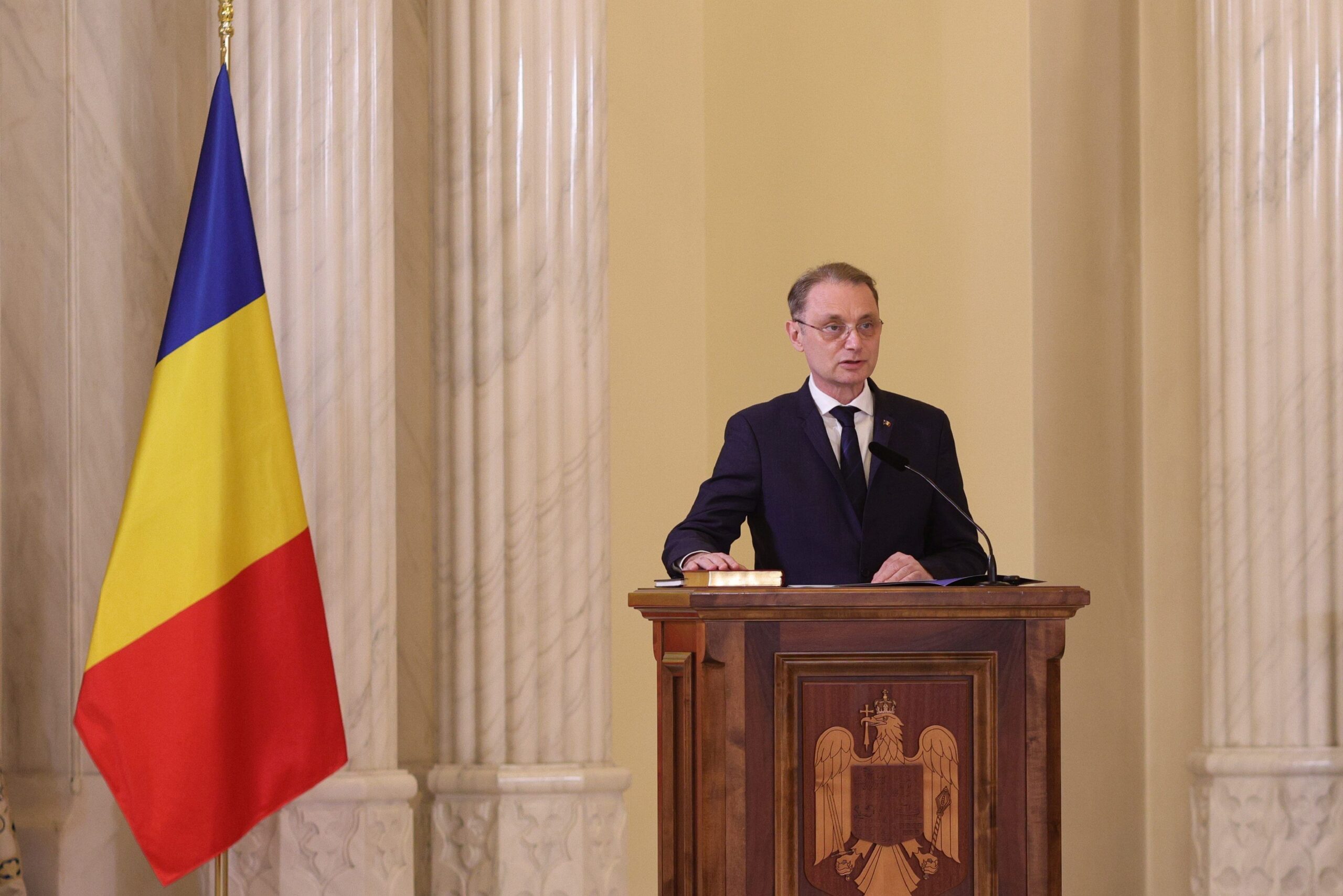 Premierul Luca Niculescu a depus jurământul de funcție: „Sunt convins că România poate să reușească”