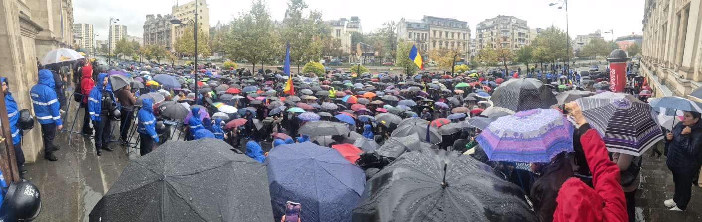 Manifestare a susținătorilor lui Călin Georgescu în fața Curții de Apel București, în așteptarea deciziei privind arestul