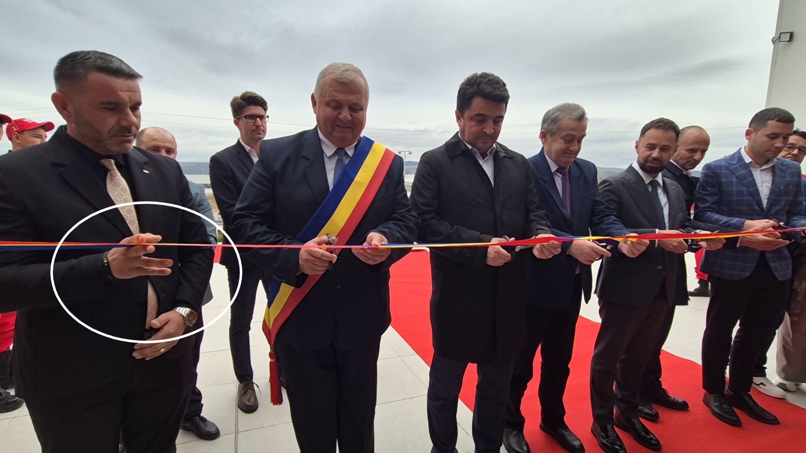 Incident la inaugurarea Centrului de Tineret din Teiuș: Lipsă de foarfeci pentru oficiali