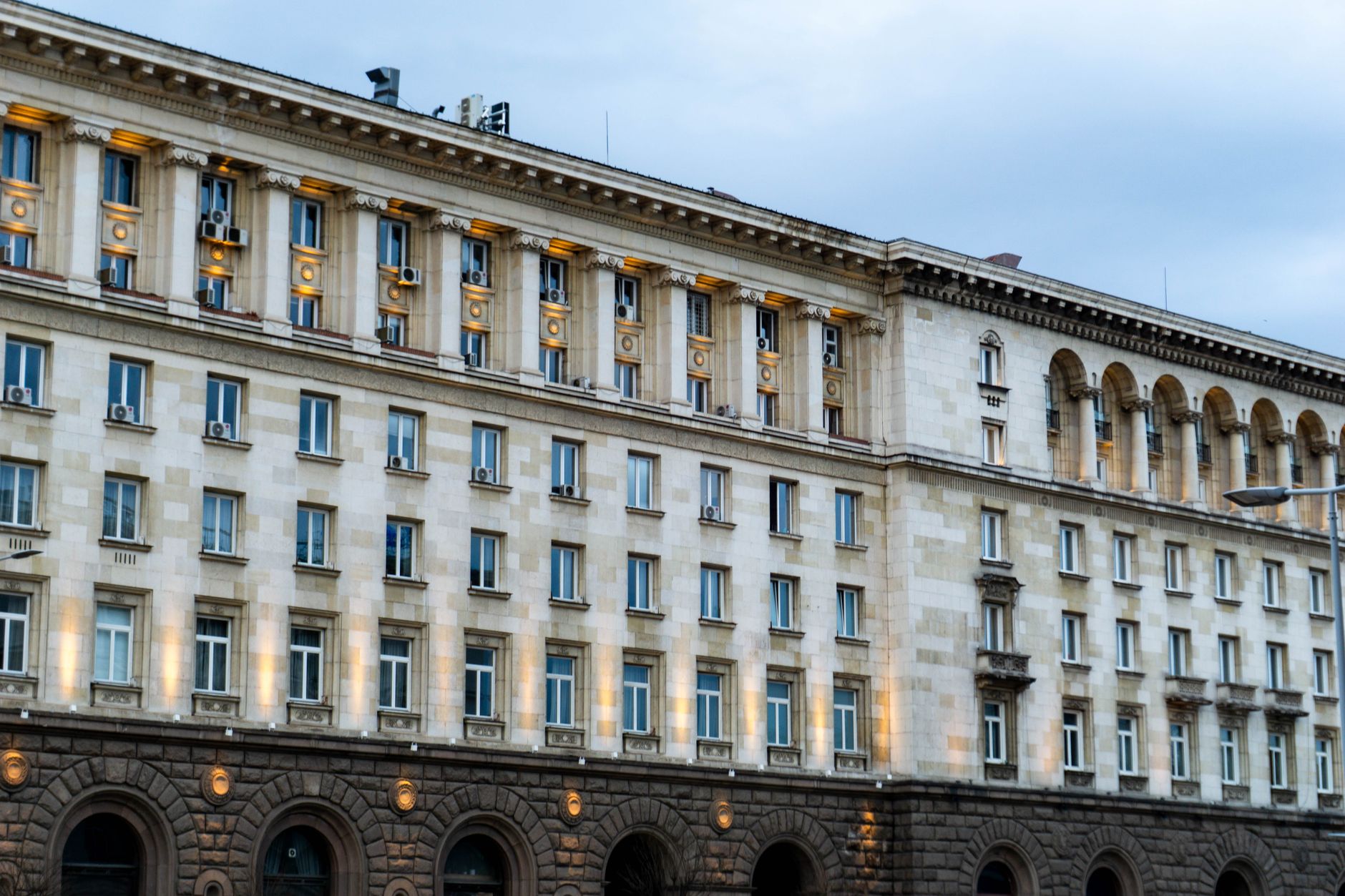 AUR amenință cu o moțiune de cenzură împotriva Guvernului dacă se recurge la angajarea răspunderii