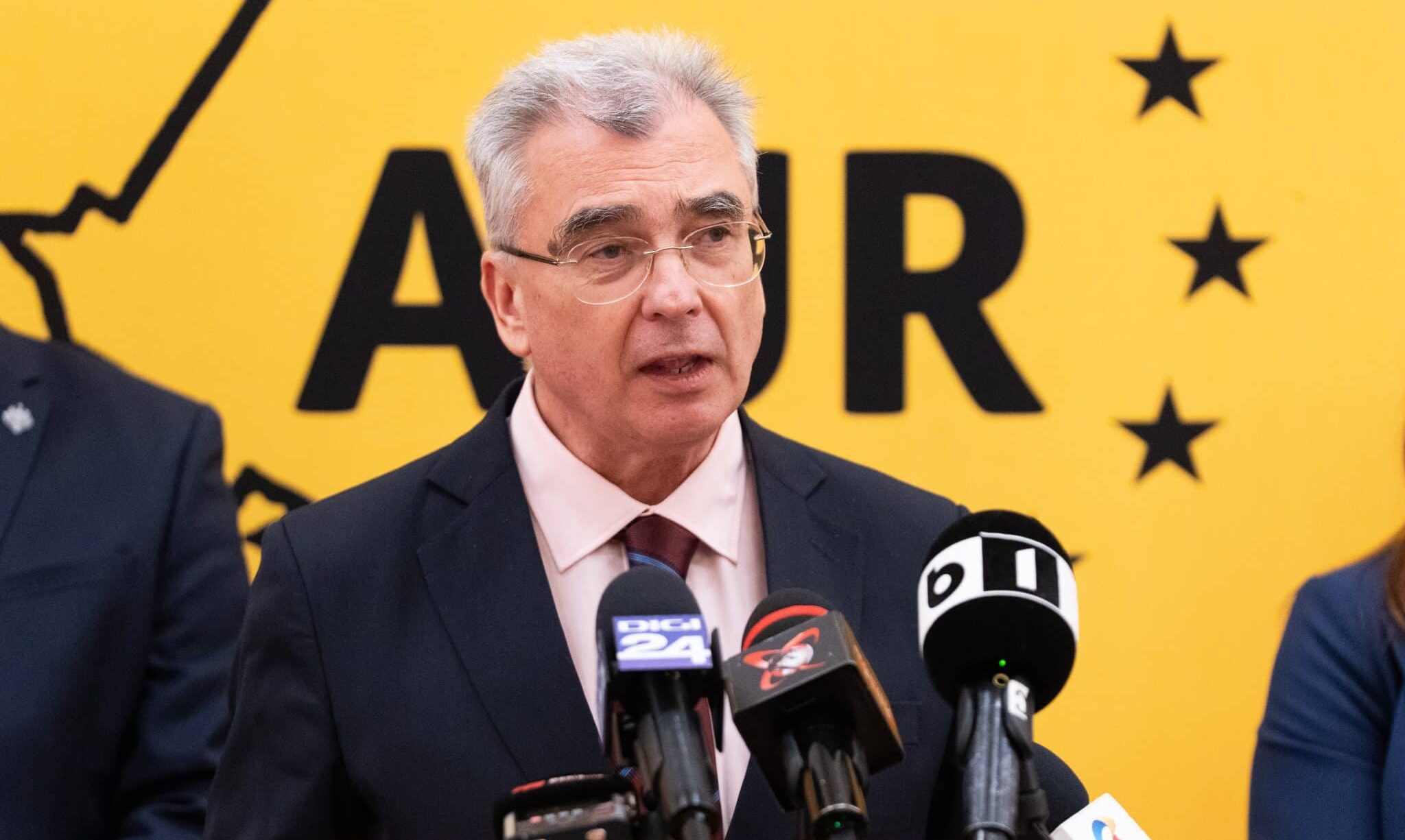Petrișor Peiu avertizează asupra declinului economic: consumul de servicii scade de 13 luni consecutive