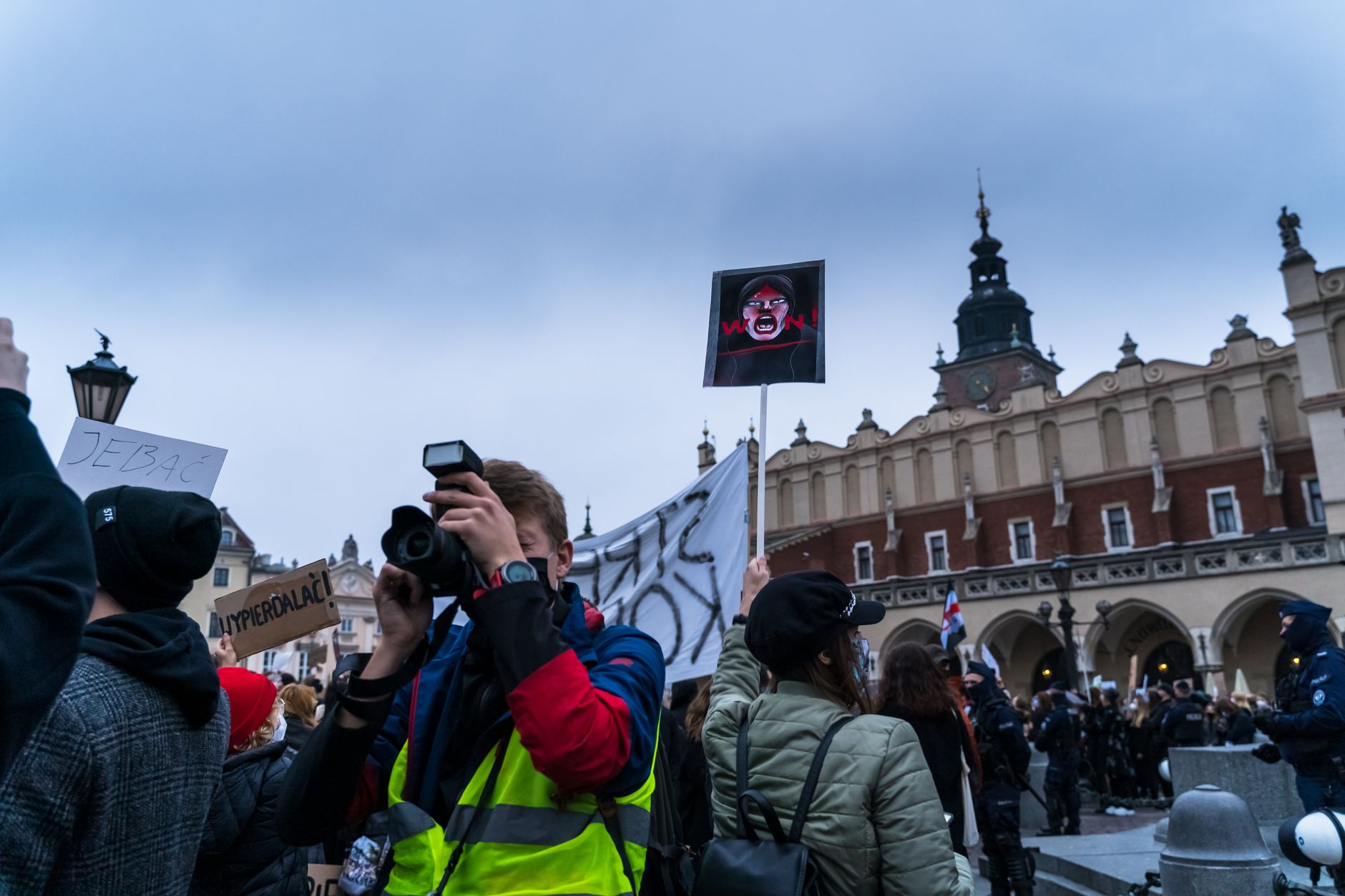 Susținătorii lui Călin Georgescu continuă protestele în fața Arestului Central din București