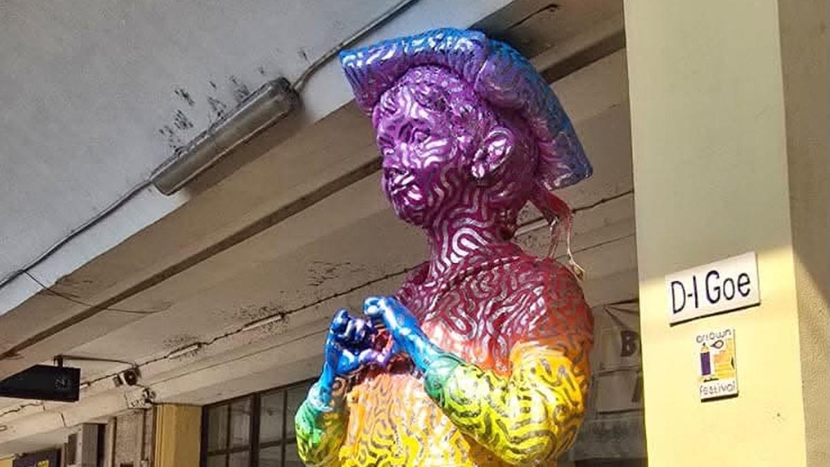 Controversă la Ploiești: Statuia „Domnul Goe” a fost pictată în culorile curcubeului