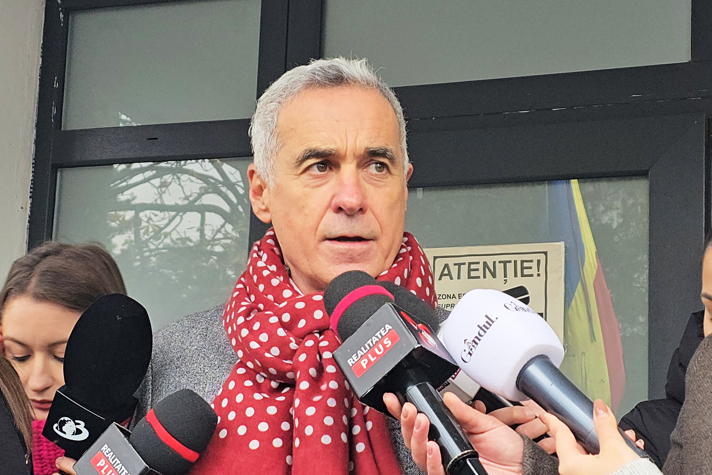Călin Georgescu a fost întâmpinat de mii de susținători în Oradea, în cadrul evenimentului de la Piața 100