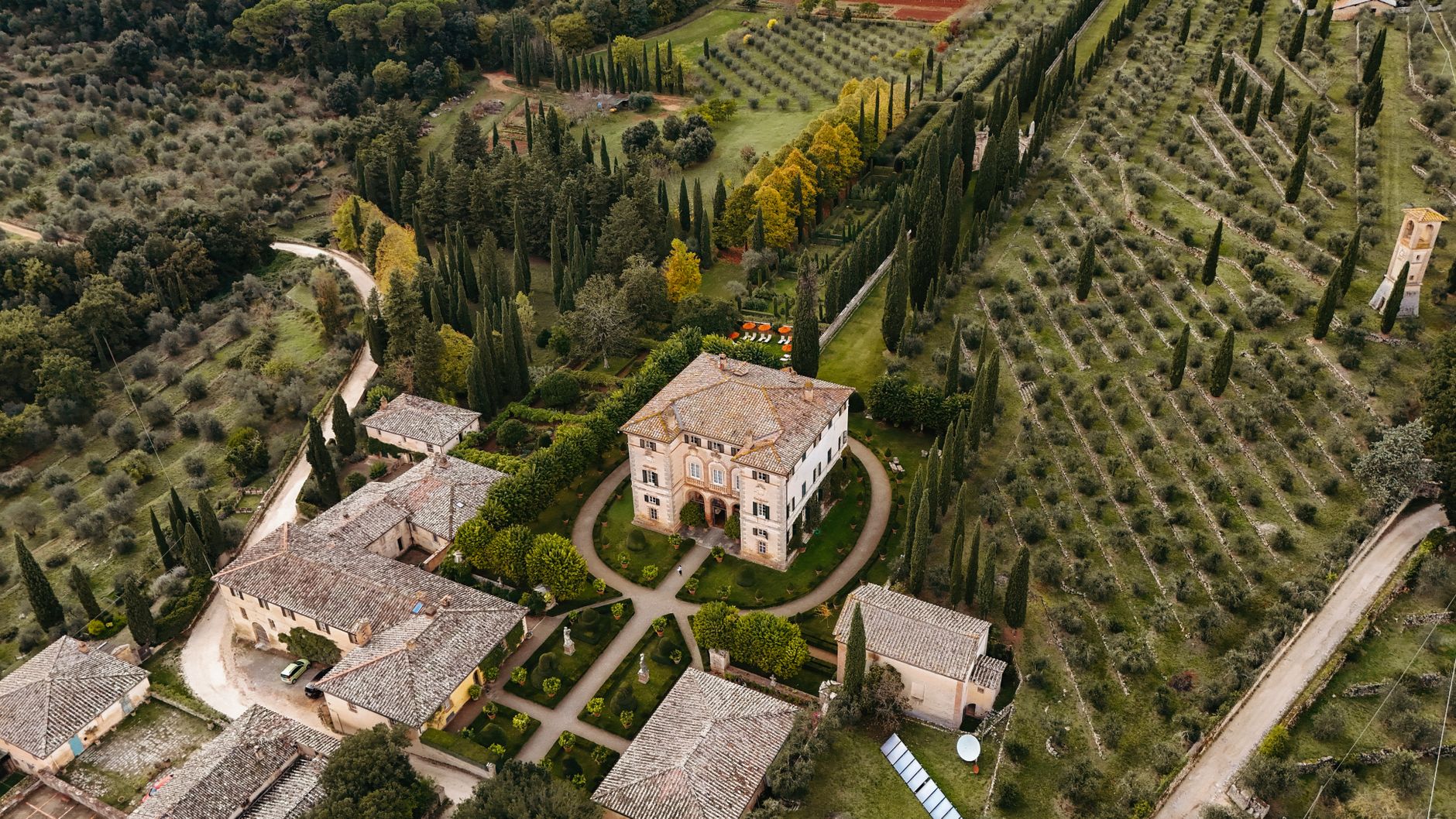 Planul secret al lui Călin Georgescu: mutarea în Italia și achiziția unei vile de lux în Toscana