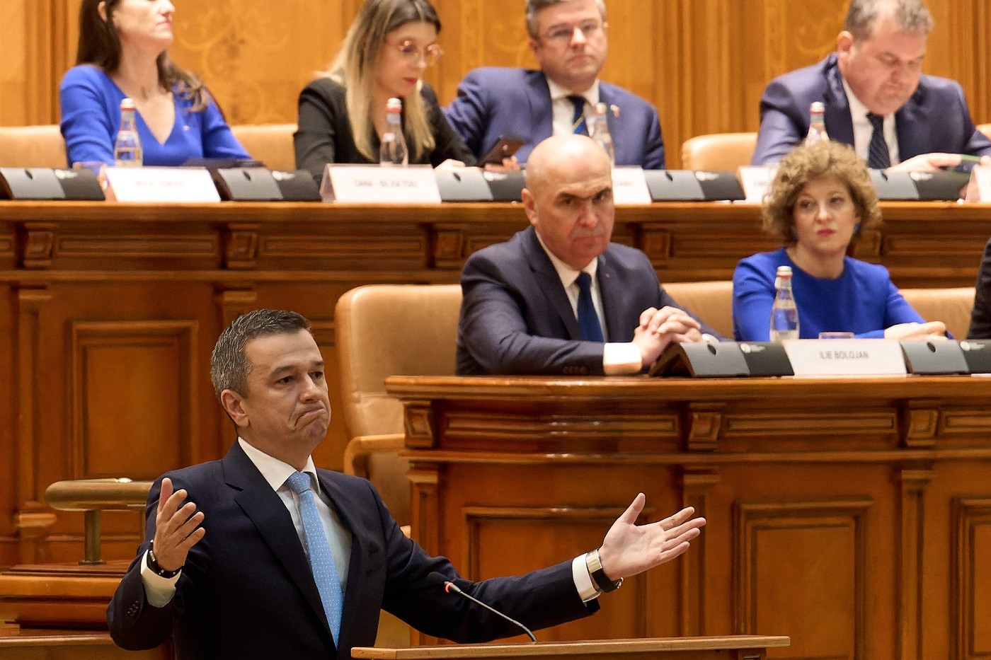 Sondaj CURS: AUR conduce detașat, PSD câștigă teren, în timp ce PNL înregistrează o scădere semnificativă