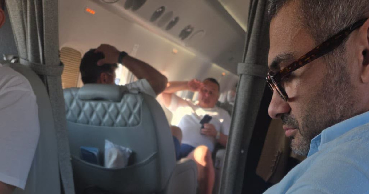 Imagini cu politicieni și magistrați în avionul privat către Mykonos și explicații de la CCIR