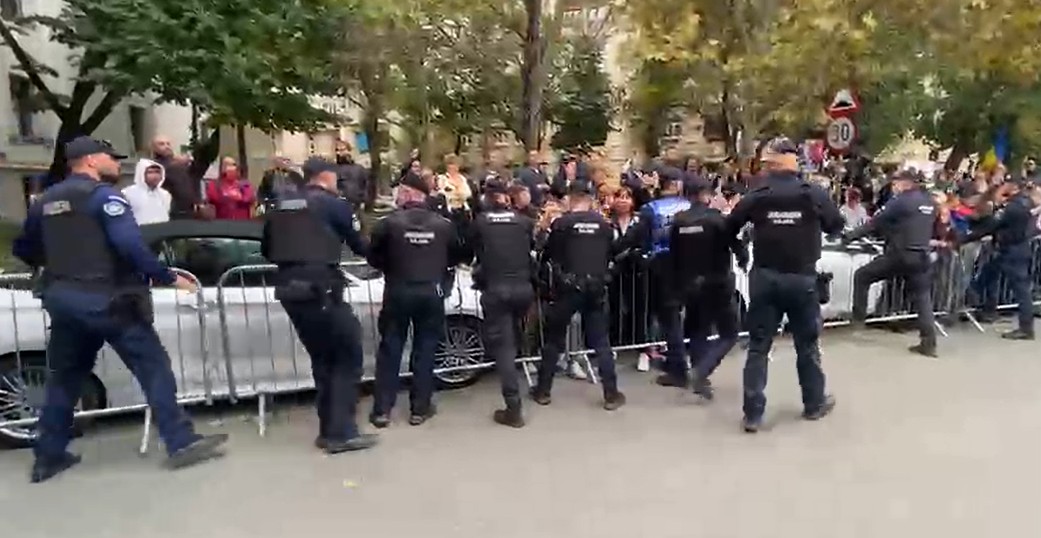 Călin Georgescu a fost arestat preventiv. Susținătorii au încercat să rupă gardurile jandarmeriei