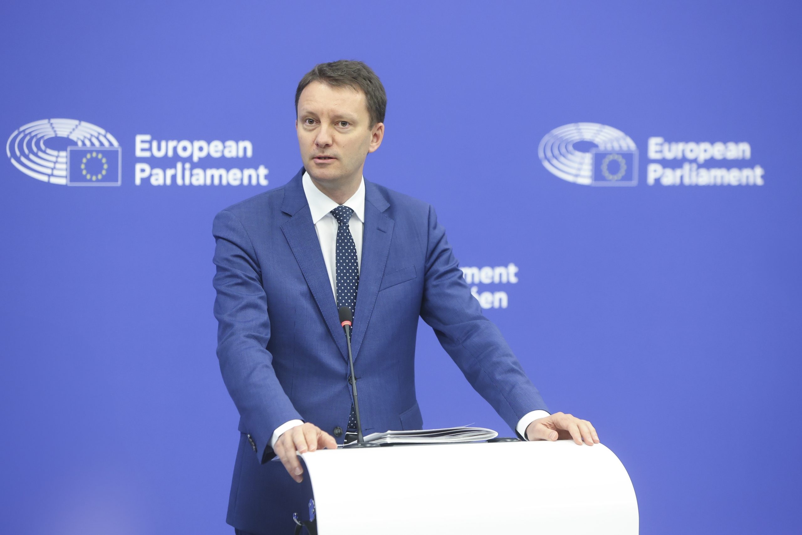Vot decisiv în Parlament pentru Guvernul Mureșan: se decide soarta Cabinetului și posibila dizolvare a Legislativului