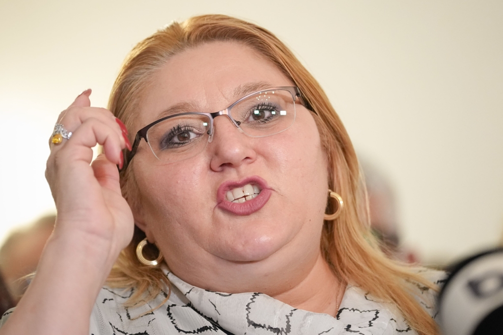 Scandal în Parlament: Diana Șoșoacă l-a huiduit pe premierul desemnat și a atacat presa