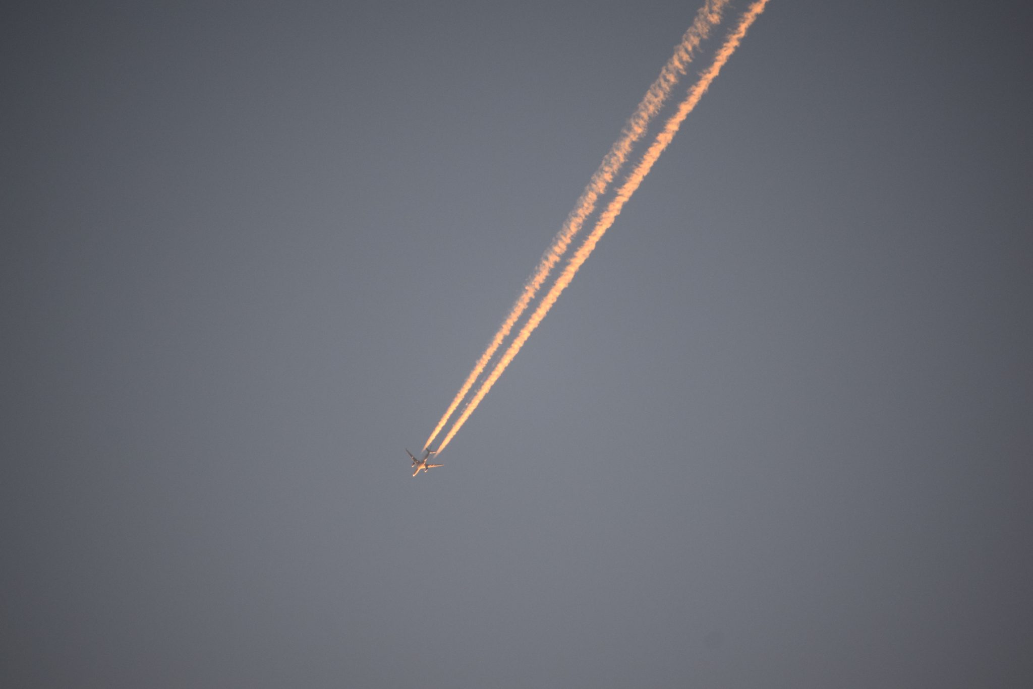 Teoria conspirației „chemtrails” revine pe rețelele sociale, după postări cu dâre albe lăsate de avioane
