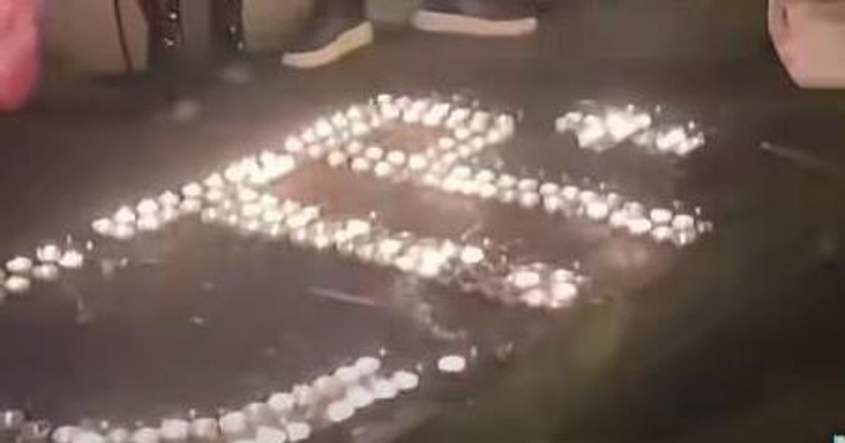 Susținătorii lui Călin Georgescu au aprins lumânări în forma inițialelor lui Cristian Tudor Popescu