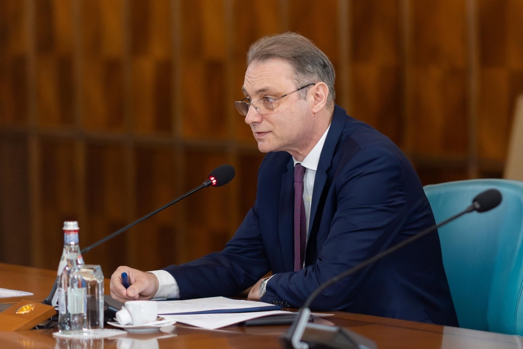 Viitorul guvernării lui Luca Niculescu: între modelul hibrid și dificultățile de a obține votul în Parlament