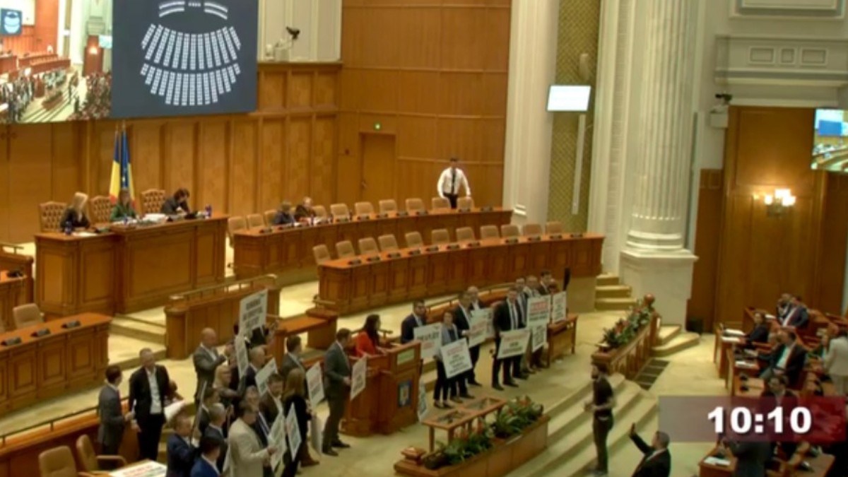 Protest în Camera Deputaților: Parlamentarii USR cer comisie de anchetă pentru zborurile de lux către Mykonos