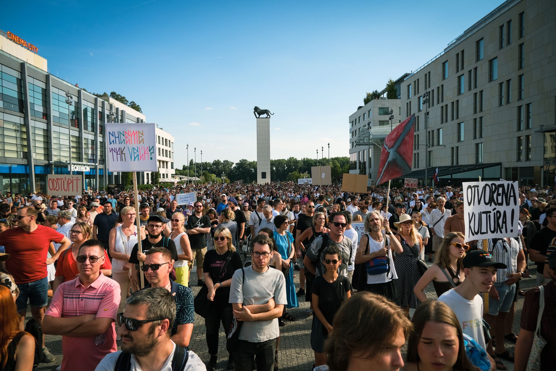 Susținătorii lui Călin Georgescu protestează la Arestul Central în a 12-a noapte consecutivă