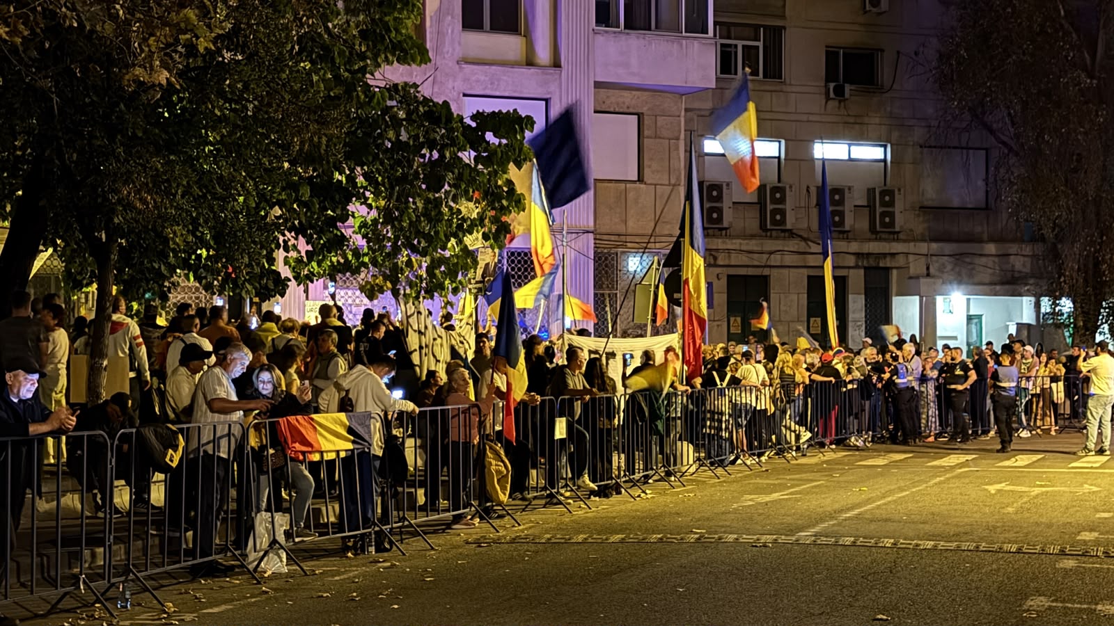 Proteste în fața Arestului Central pentru susținerea lui Călin Georgescu